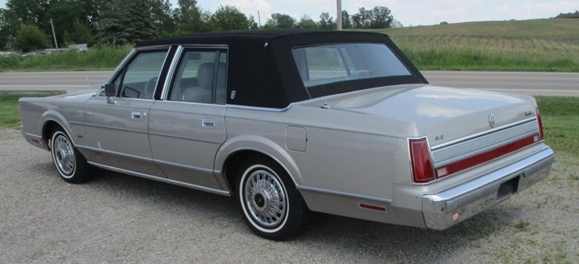 1989 Silver Frost /Titanium Lincoln Town Car (1LNBM81F5KY) with an V8 engine, Automatic transmission, located at 1725 US-68 N, Bellefontaine, OH, 43311, (937) 592-5466, 40.387783, -83.752388 - 1989 LINCOLN LUXURY TOWN CAR 5.0L V8, AUTO, Midnight Black Carriage Roof, Silver Frost -Titanium leather 6-way twin comfort recliner driver & passenger seats, AM/FM/CASS, Power Antenna, PW, PL, Power Deck Release, Tilt Steering Fingertip Speed Control, Wire Wheel Covers. - Photo#1